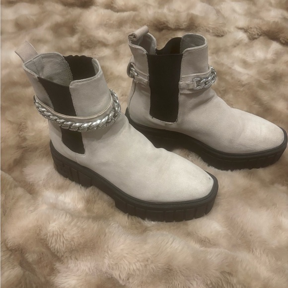 Karl Lagerfeld Paris Suede Chelsea Boots – Chain Ankle Detail, Lug Sole | 7–7.5 - Picture 14 of 16